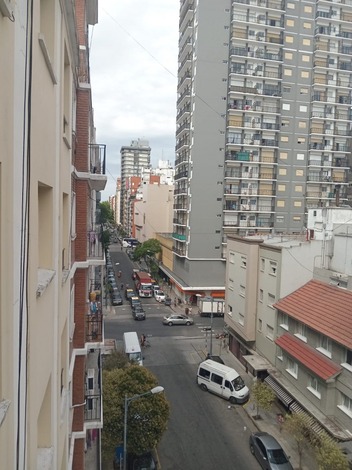 semipiso de 4 ambientes y dependecia , a la calle , reciclado y con baulera