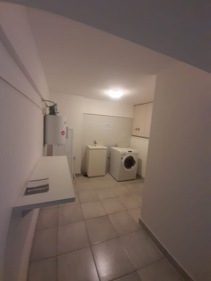 Piso de 4 ambientes , 2 cocheras fijas y descubiertas , sin muebles , no acepta mascotas , gtia propietaria y referencias comerciales