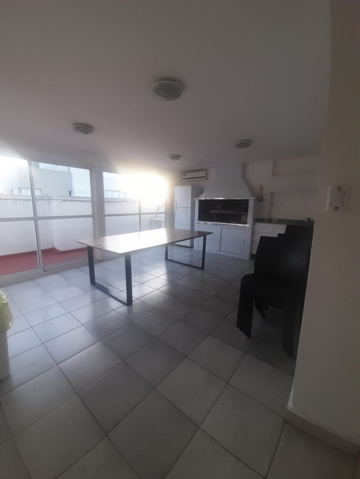 Piso de 4 ambientes , 2 cocheras fijas y descubiertas , sin muebles , no acepta mascotas , gtia propietaria y referencias comerciales