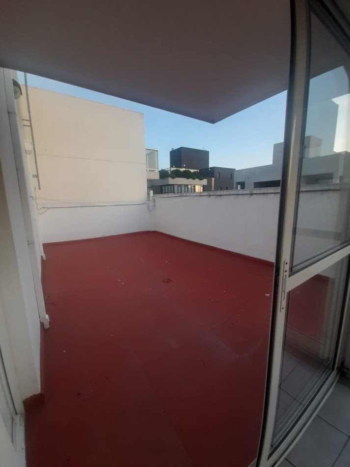 Piso de 4 ambientes , 2 cocheras fijas y descubiertas , sin muebles , no acepta mascotas , gtia propietaria y referencias comerciales