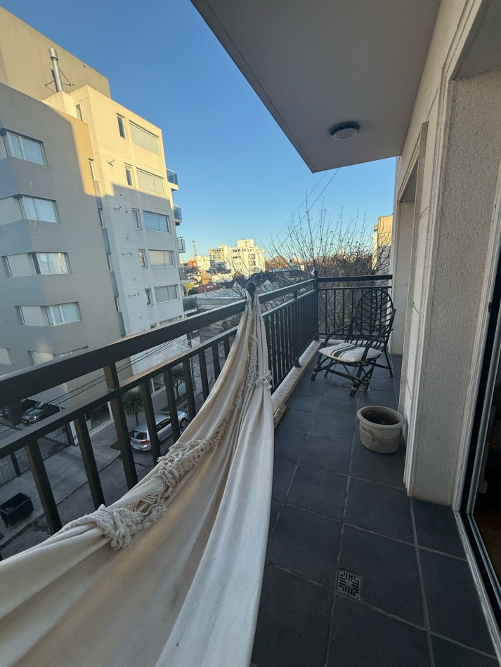 Piso de 4 ambientes , 2 cocheras fijas y descubiertas , sin muebles , no acepta mascotas , gtia propietaria y referencias comerciales