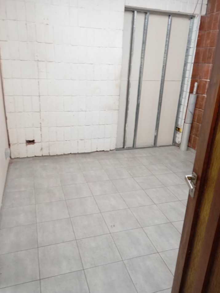 local en alquiler de 135m2. de superficie , cortina electrica con control remoto , marquesina y excelente estado