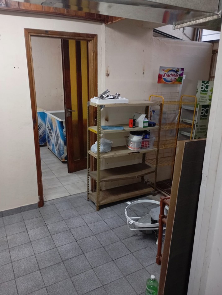 local en alquiler de 135m2. de superficie , cortina electrica con control remoto , marquesina y excelente estado