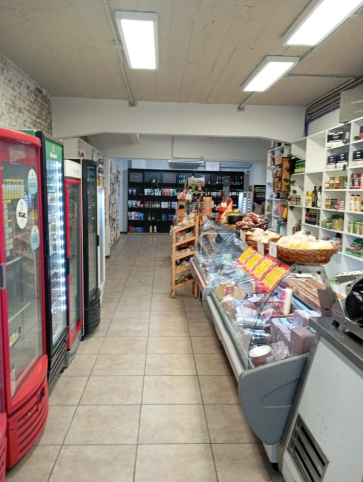 local en alquiler de 135m2. de superficie , cortina electrica con control remoto , marquesina y excelente estado