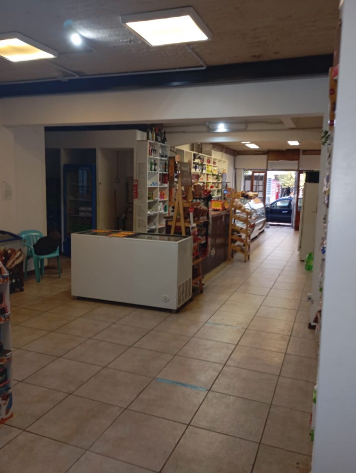 local en alquiler de 135m2. de superficie , cortina electrica con control remoto , marquesina y excelente estado