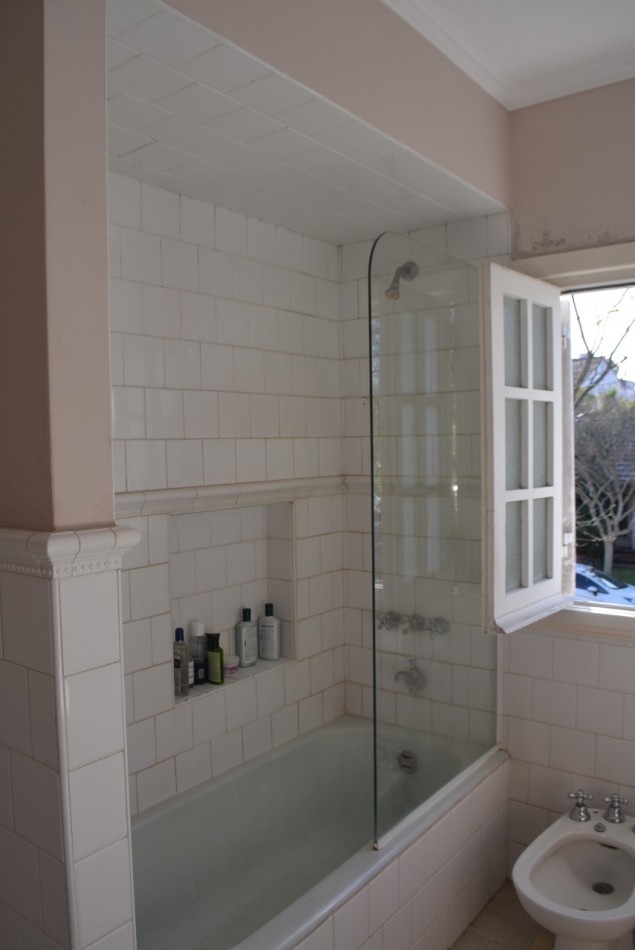 Chalet de estilo solido y con amplios ambientes
