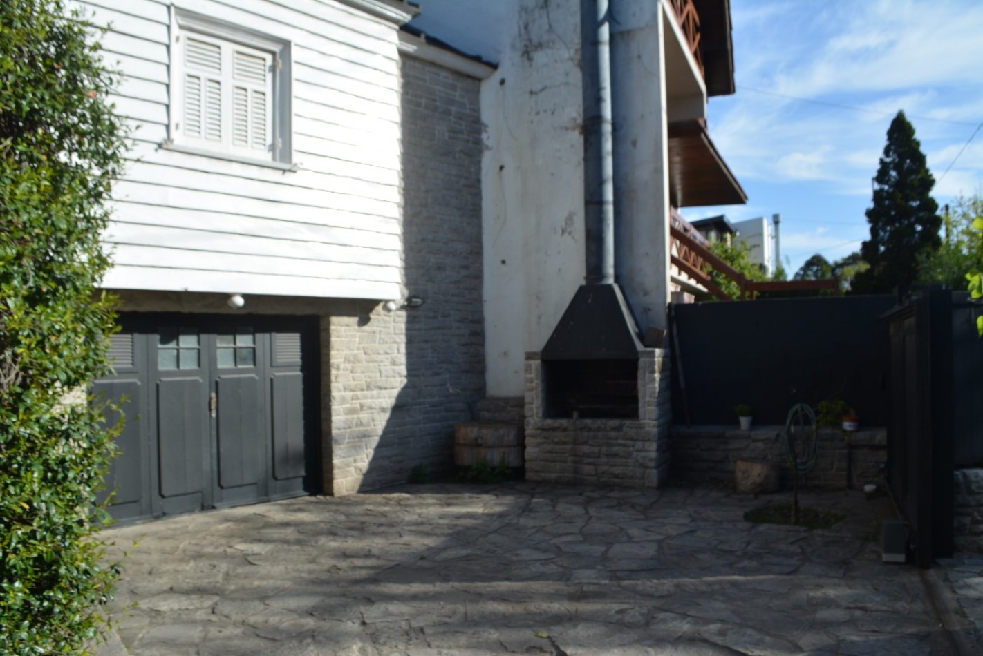 Chalet de estilo solido y con amplios ambientes