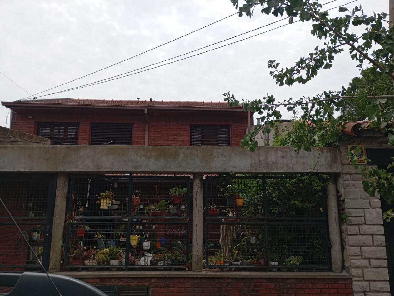 Departamento 3 ambientes , a la calle , sin expensas , uso familiar y /o profesional , piso 1 por escalera , entrada independiente ,  sin muebles