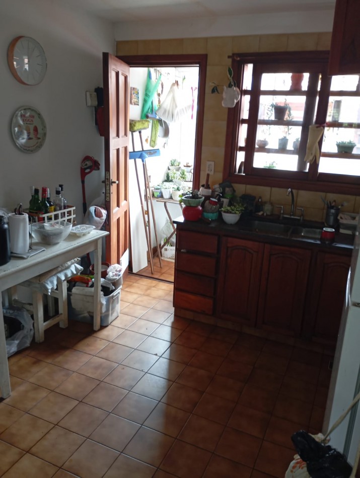 Departamento 3 ambientes , a la calle , sin expensas , uso familiar y /o profesional , piso 1 por escalera , entrada independiente ,  sin muebles