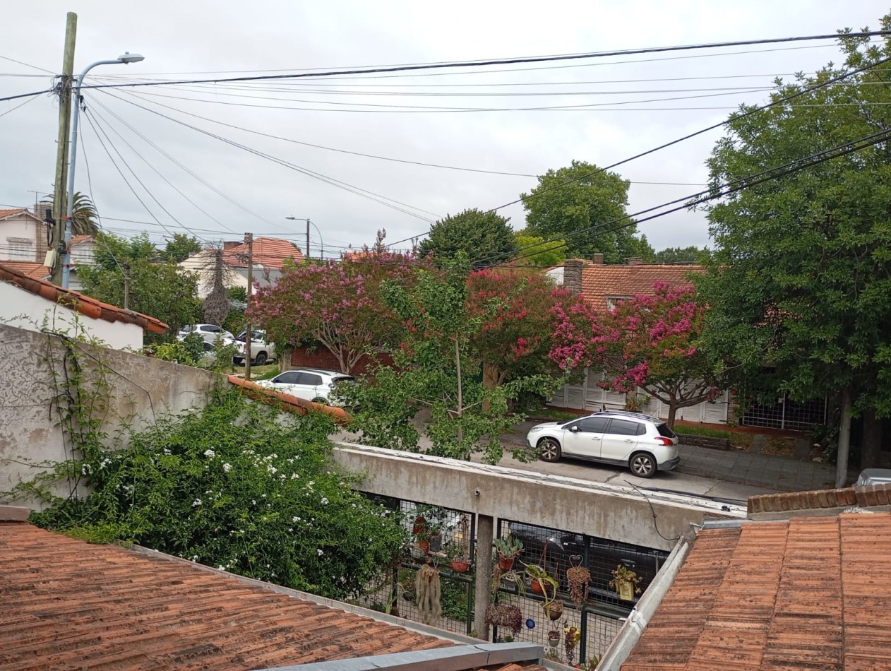 Departamento 3 ambientes , a la calle , sin expensas , uso familiar y /o profesional , piso 1 por escalera , entrada independiente ,  sin muebles