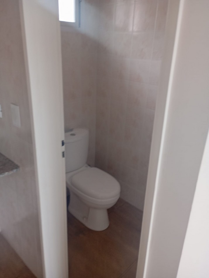 oficina amplia a la calle , 2 baños , kitchenette ,,luminosa