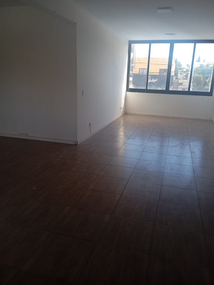 oficina amplia a la calle , 2 baños , kitchenette ,,luminosa