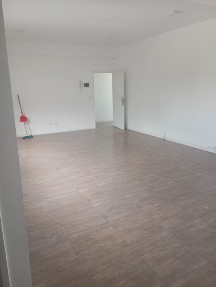 oficina amplia a la calle , 2 baños , kitchenette ,,luminosa