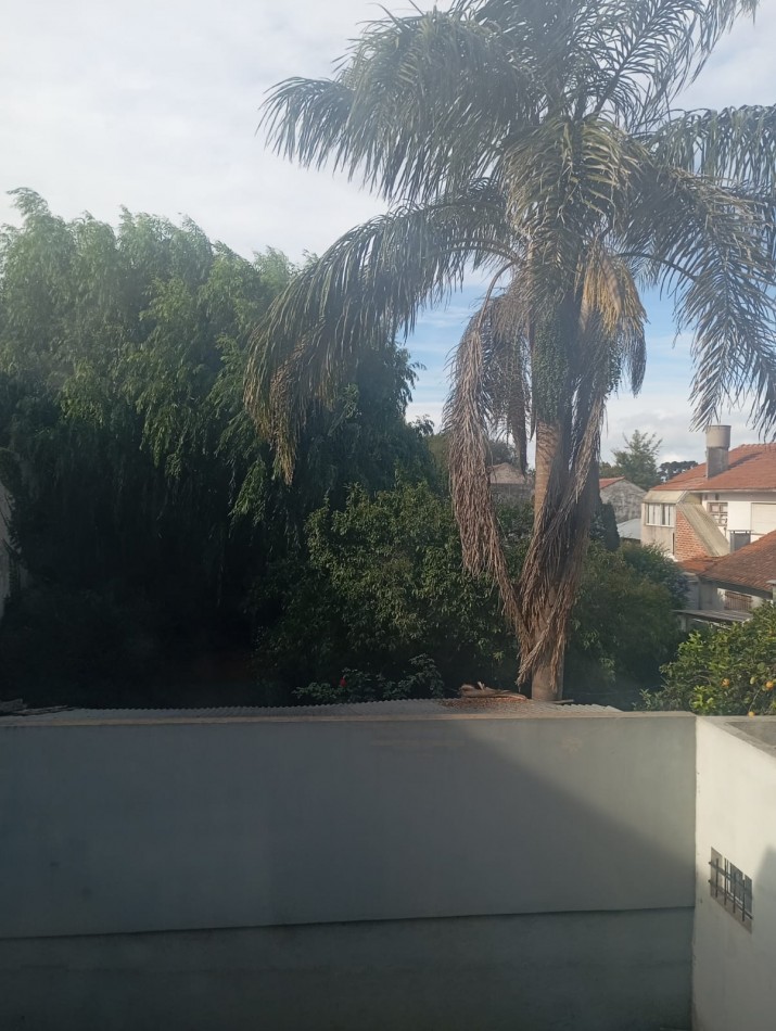 oficina amplia a la calle , 2 baños , kitchenette ,,luminosa