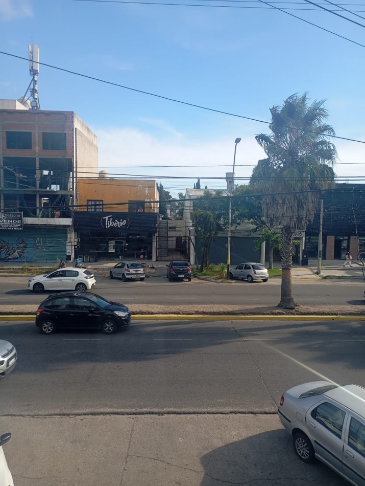 oficina amplia a la calle , 2 baños , kitchenette ,,luminosa