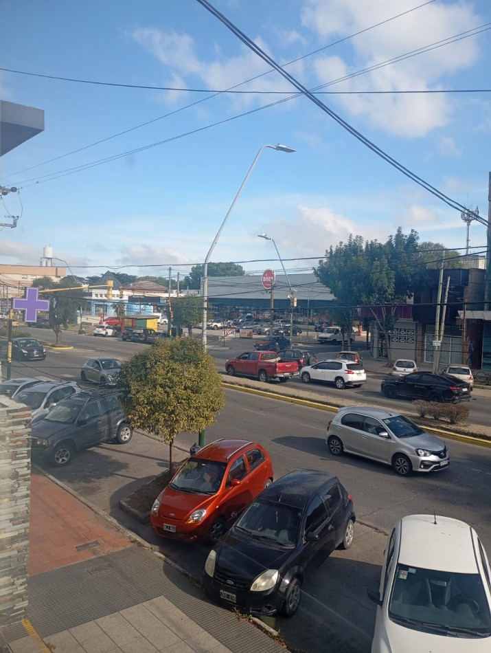 oficina amplia a la calle , 2 baños , kitchenette ,,luminosa