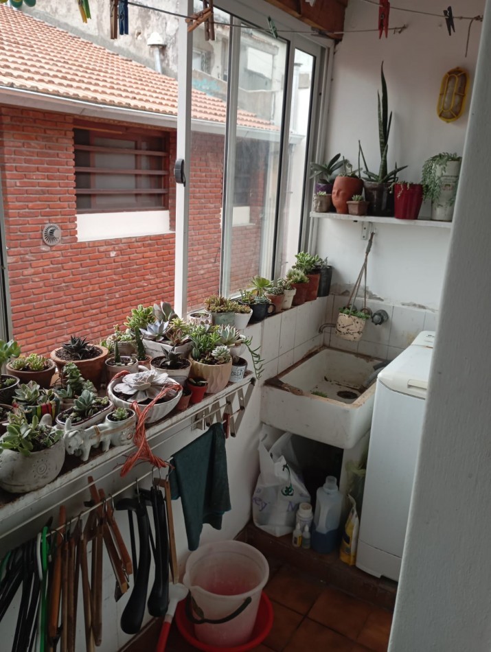 P.H. 3 ambientes , a la calle , sin expensas , uso familiar y /o profesional , piso 1 por escalera , entrada independiente ,  sin muebles