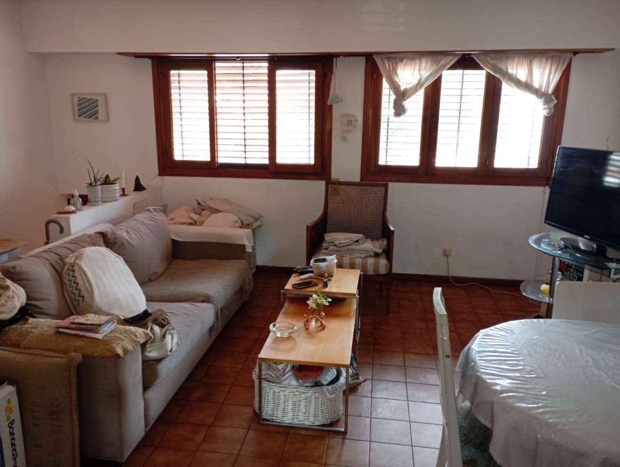 P.H. 3 ambientes , a la calle , sin expensas , uso familiar y /o profesional , piso 1 por escalera , entrada independiente ,  sin muebles